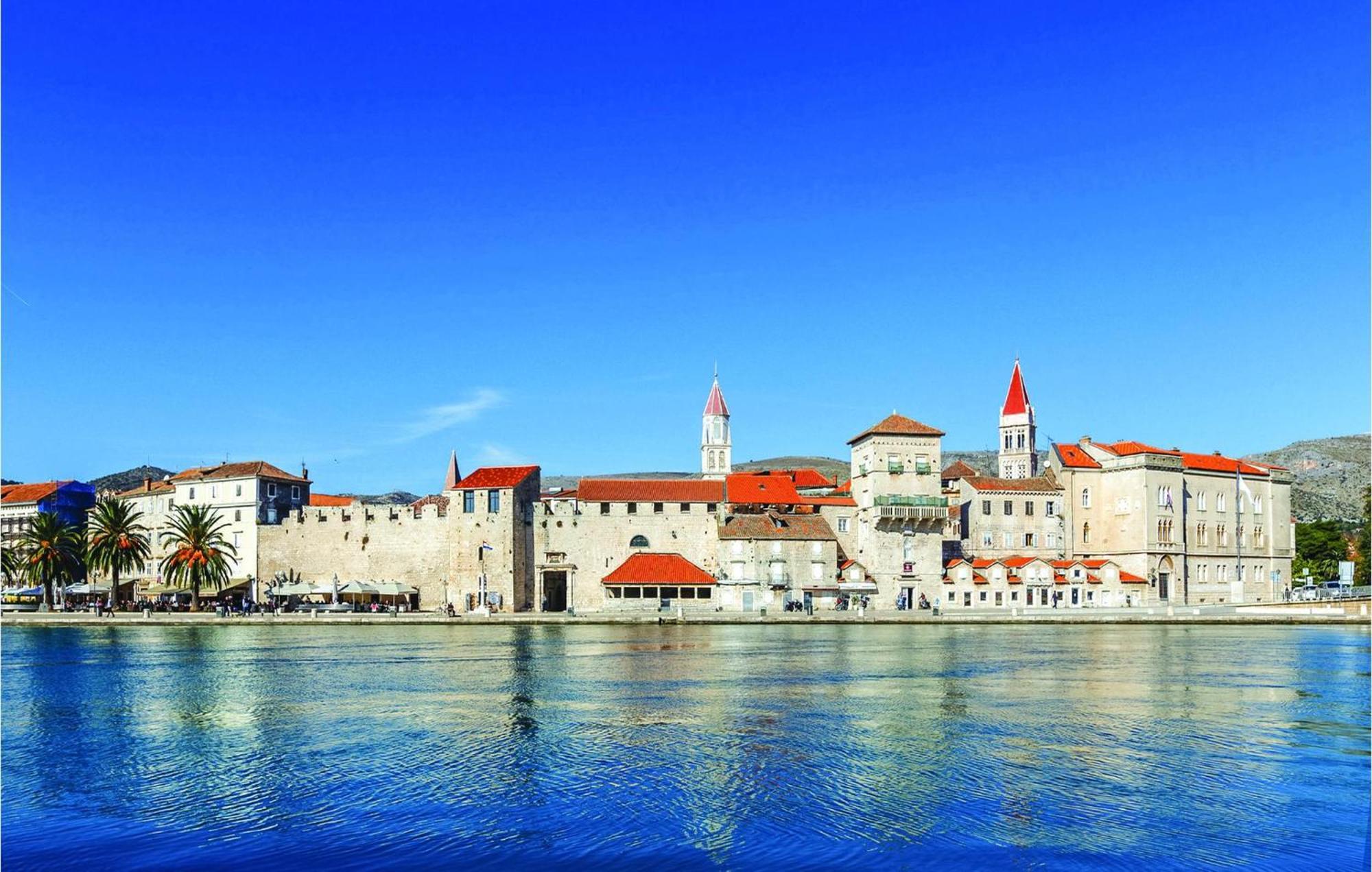 2 Bedroom Amazing Apartment In Trogir Kültér fotó