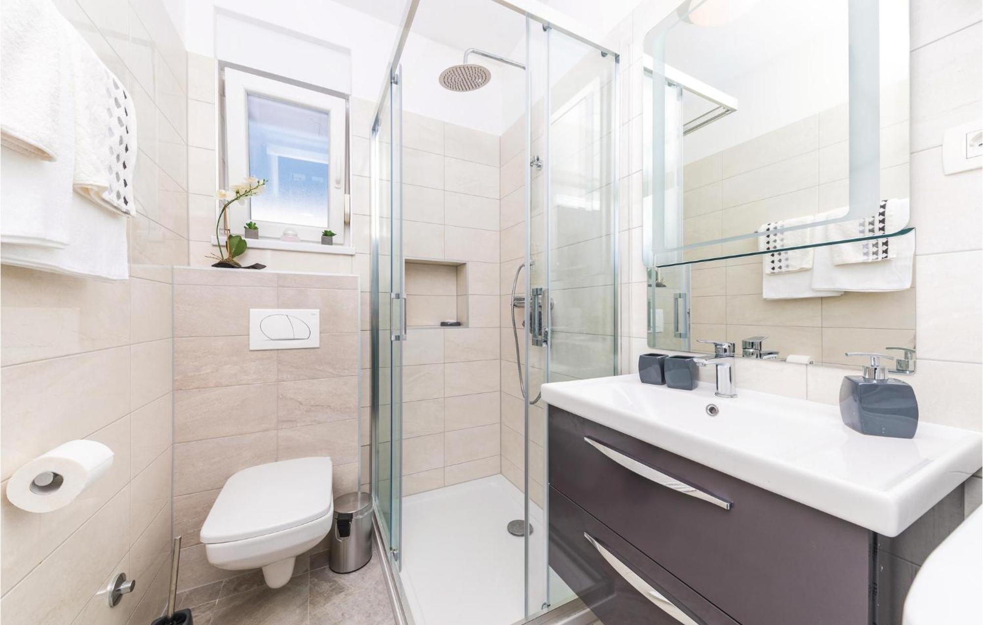 2 Bedroom Amazing Apartment In Trogir Kültér fotó