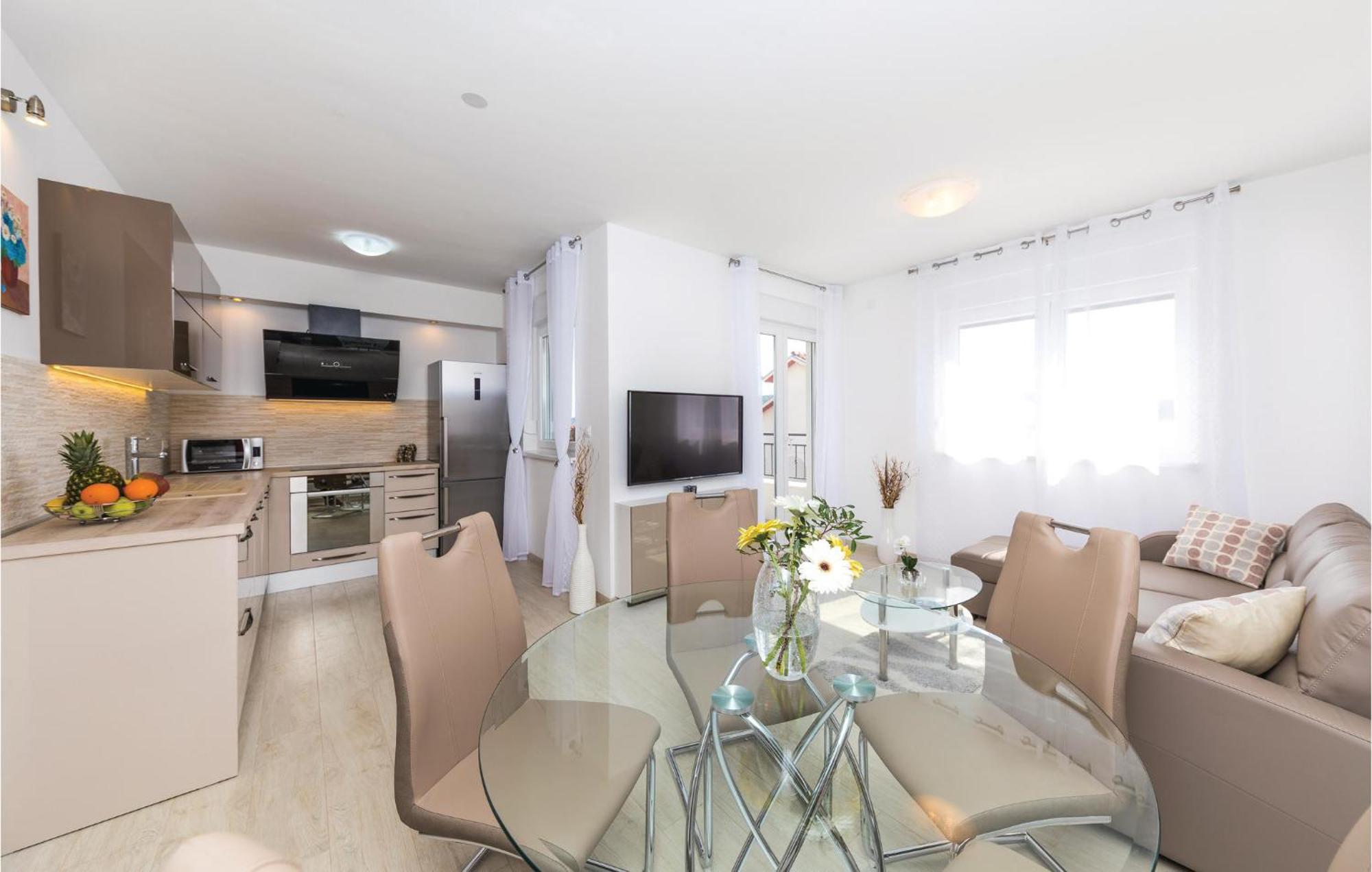 2 Bedroom Amazing Apartment In Trogir Kültér fotó